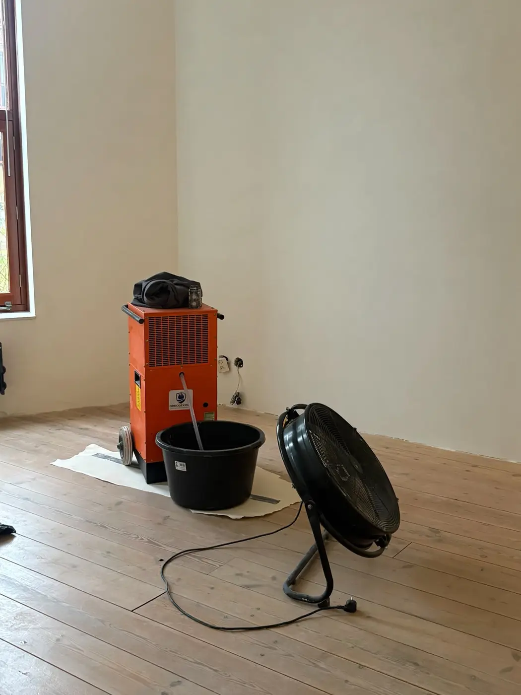 Bouwdroger, ventilator en opvangemmer in een Amsterdamse woning