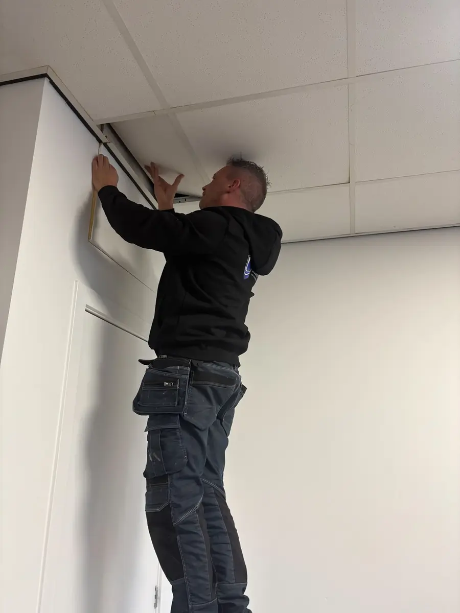 Droogexpert-medewerker inspecteert een plafondconstructie in Amsterdam